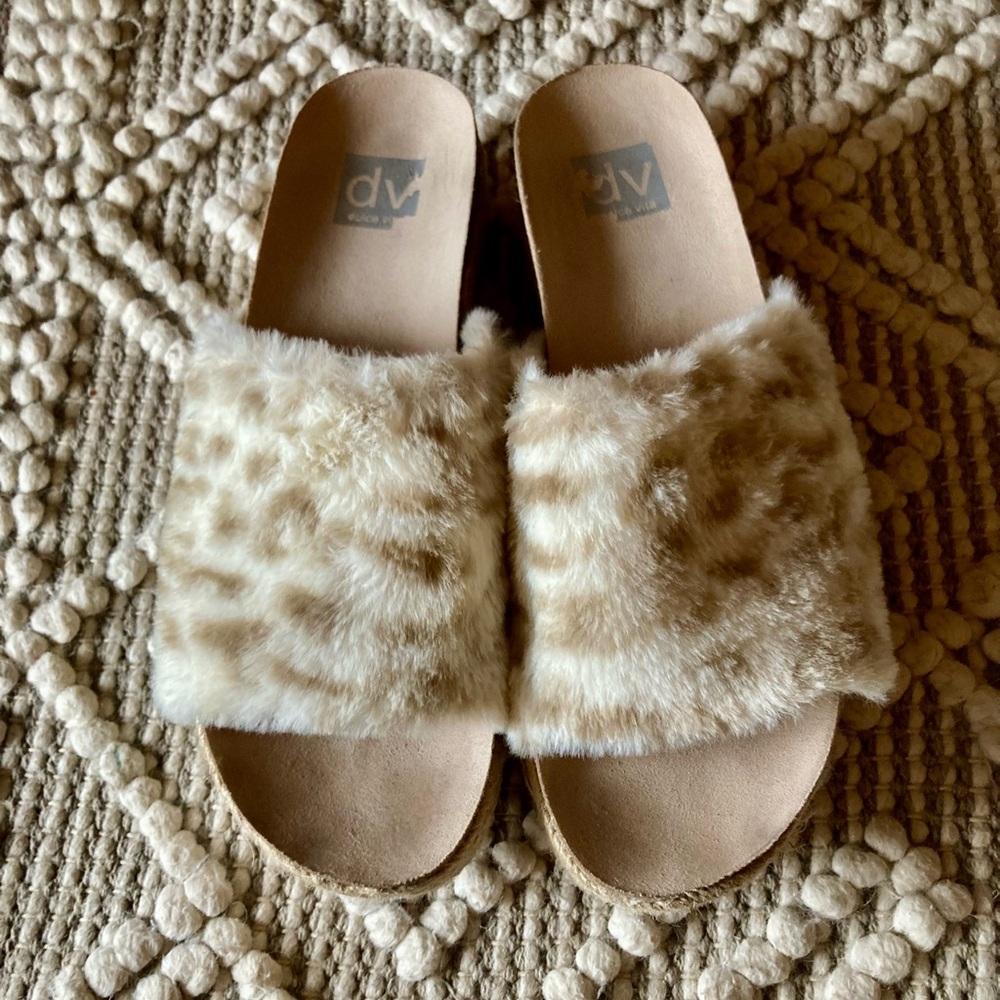DV by Dolce Vita Women's Tan Faux Fur Slide Sandals